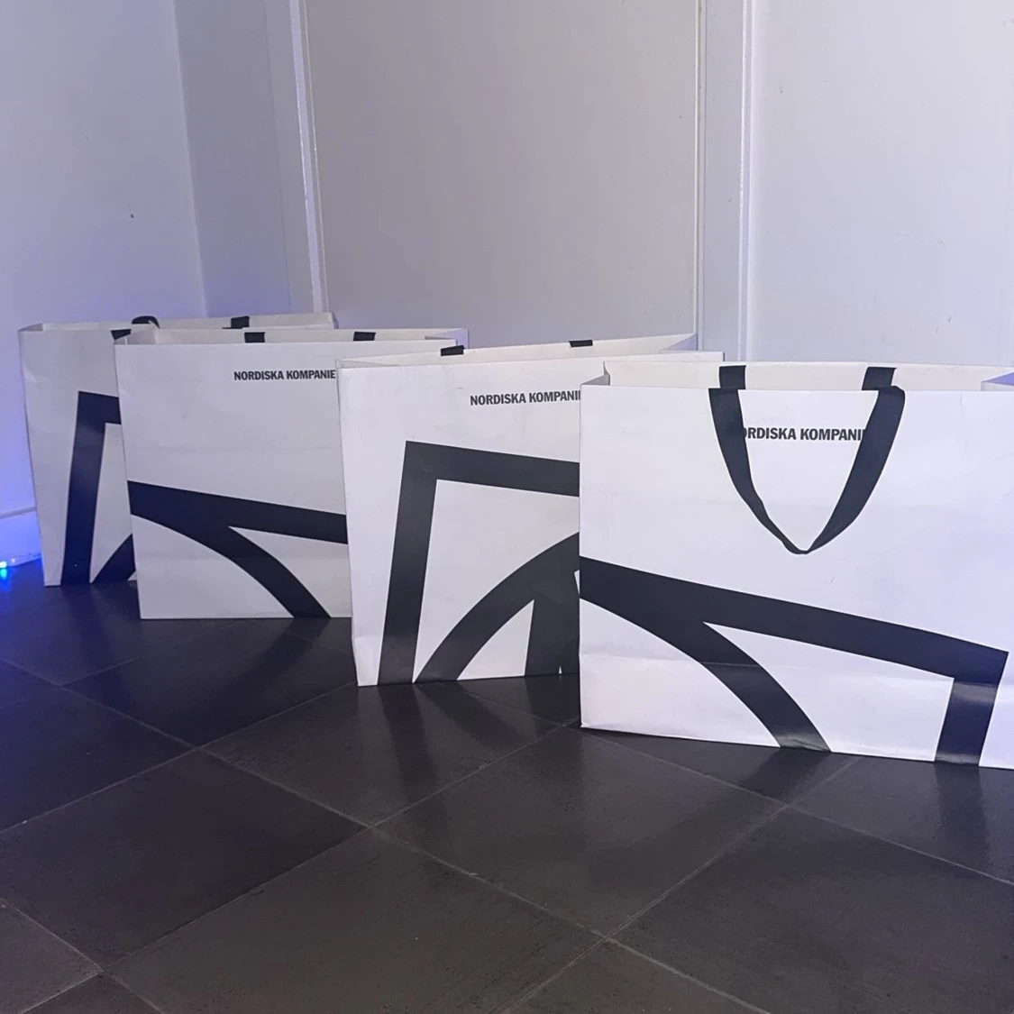 Vita shoppingväskor från Nordiska Kompaniet - 1