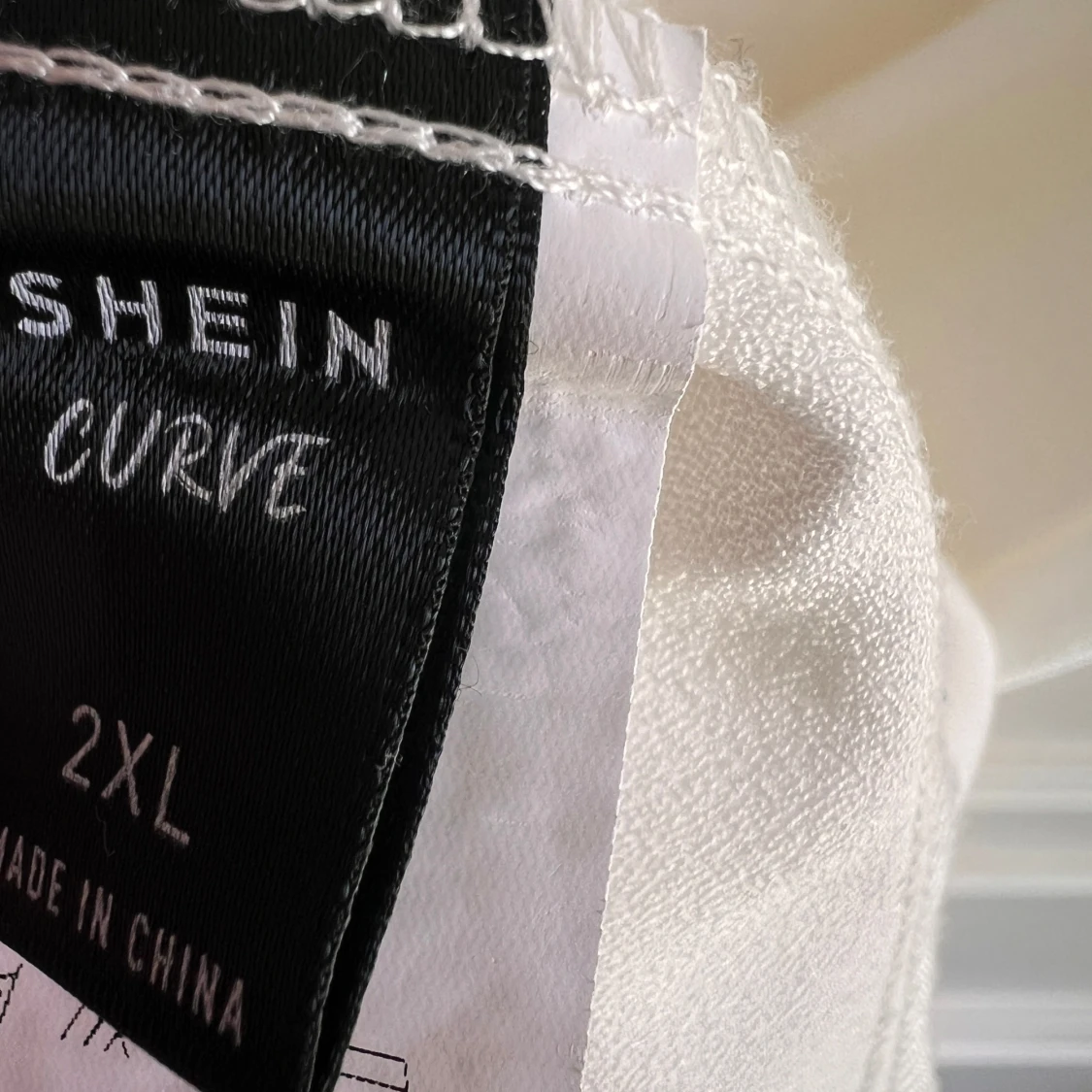 Vit klänning med spetsdetaljer - 4