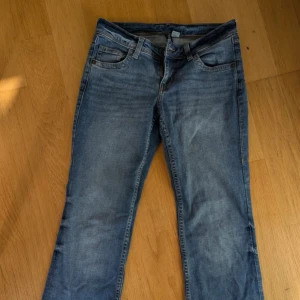 Blå lågmidjade jeans med fickor - Säljer ett par klassiska blå jeans HM. De passar är lite stora på mig som vanligtvis har 36-38 i jeans och det är därför jag säljer de 💕 #trendiga #lowwaist #lågmidjade Perfekta för en avslappnad stil.