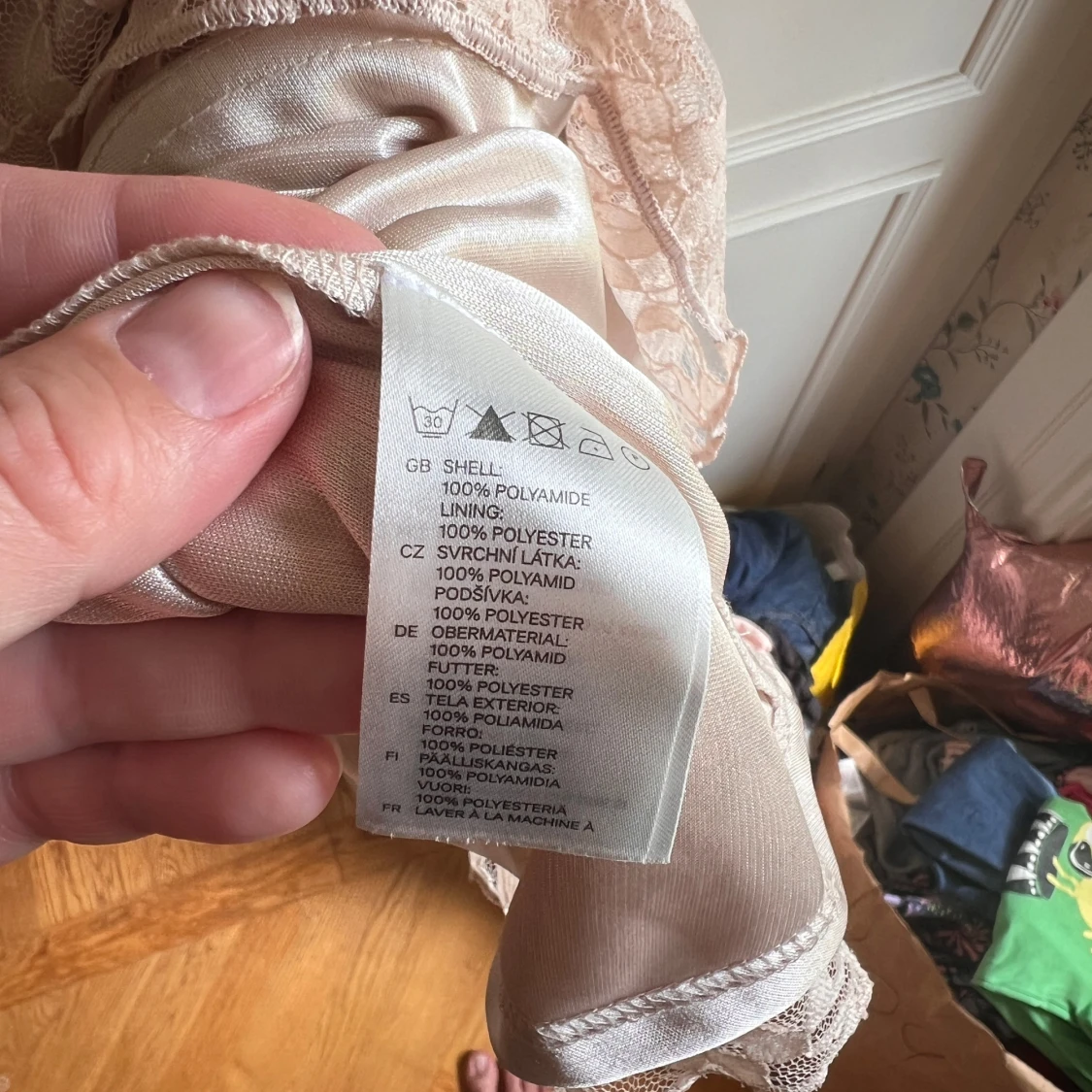 Ljusrosa spetsklänning från Divided - 2