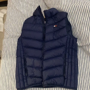Blå dunväst från Tommy Hilfiger - Bra skick                                                                     Size 164 
