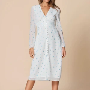 Vit blommig klänning från ADOORE - Paris Adoore klänning i storlek 38. Säljer en vacker vit klänning från ADOORE med ljusblå blommor. Klänningen har långa ärmar och knappar framtill. Perfekt för vår och sommar med sin lätta och luftiga design. Använd en gång, mycket bra skick. Skriv för mer/bättre bilder. 