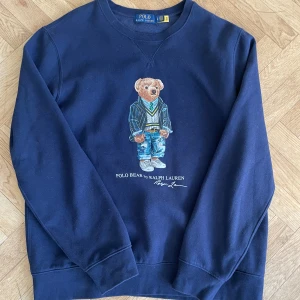 Blå sweatshirt från Ralph Lauren - Säljer denna sweatshirt från RL med en ikoniska Polo Bear-designen. Tröjan är stlk L och sparsamt använd.  Nypris ligger runt 1700-1800  