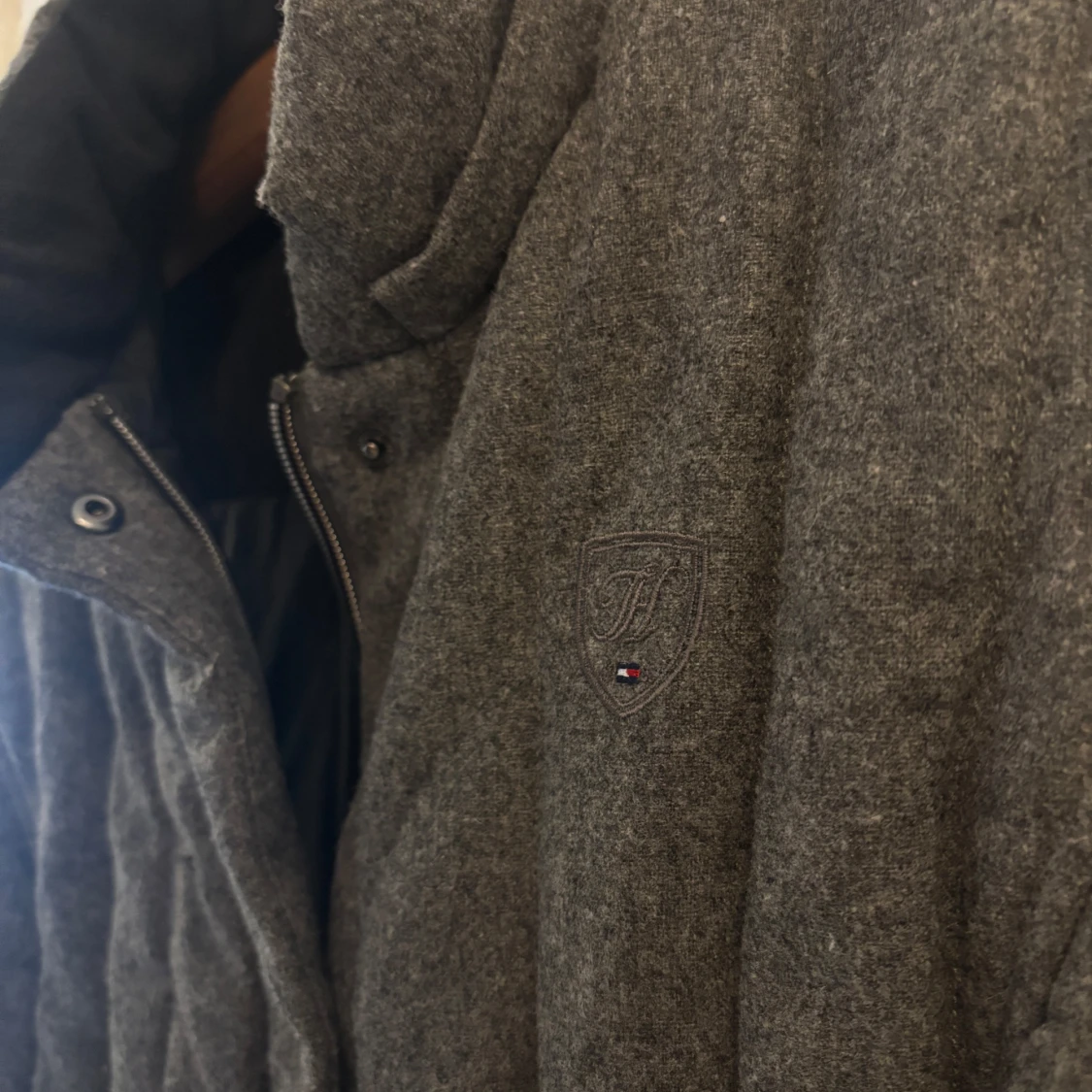 Grå quiltad väst från Tommy Hilfiger - 1