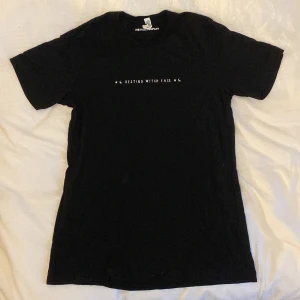 Svart t-shirt med text från The Spark Company - Svart t-shirt i 100% bomull från The Spark Company med vit text på bröstet: 'Resting Witch Face' och små stjärn- och mån-symboler. Klassisk passform och rund hals. Perfekt för dig som gillar statement-plagg. Aldrig använd 🫶