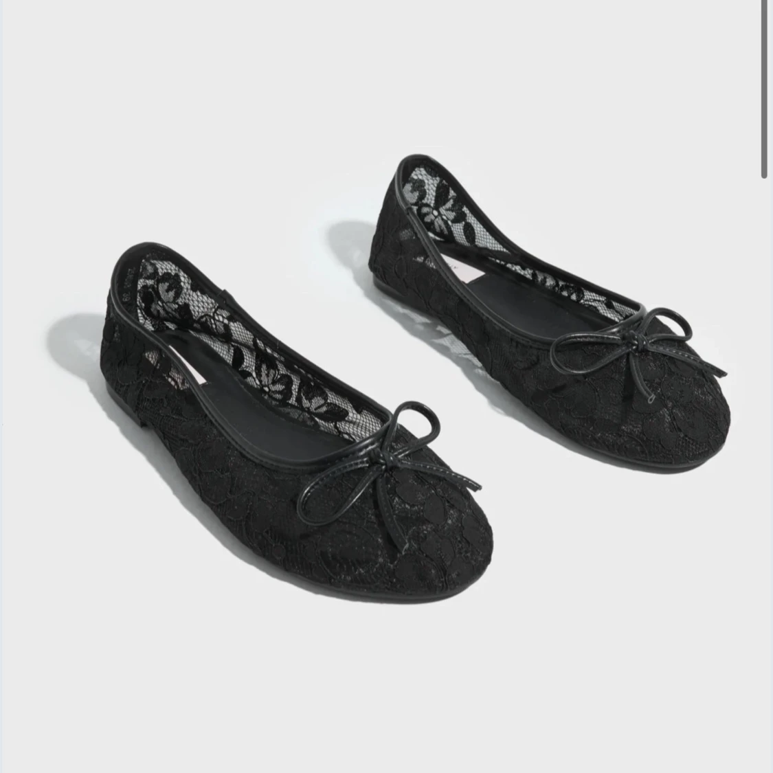 Svarta ballerinaskor med spets och rosett