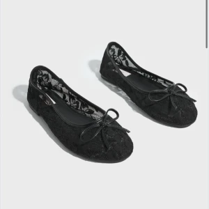 Svarta ballerinaskor med spets och rosett - Säljer ett par svarta ballerinaskor med spetsdetaljer och en söt rosett framtill. Skorna har rund tå och platt sula, vilket gör dem både stilrena och bekväma. Perfekta att matcha med både jeans och klänning. Nypris 349. Helt oanvända! 