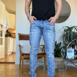 Diesel jeans - Säljer eftertraktad model på Diesel jeans. Riktigt snygga slitningar. Storlek: 31/32, men passar också mindre storlekar som 29/30. Hör av dig om du har några frågor och funderingar😌🤙🙌