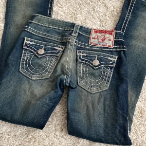 Jeans från True Religion - Säljer jätte snygga true religion jeans som är bootcut💗 kontakta gärna om ni har frågor om mått eller annat💗