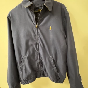 Ralph lauren jacka  - Ralph lauren jacka i färgen blå, i storlek small med passar även medium, den är som ny. Nypris 3000+ kr