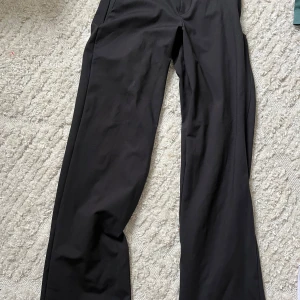 Svarta vida byxor från Madlady - Säljer ett par svarta byxor från Madlady i modellen XS-Tall. Byxorna har en rak och vid passform med hög midja och stretch. En bekväm kostymbyxa helt enkelt 