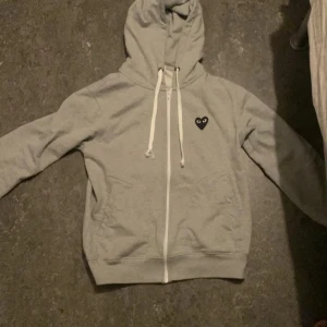 CDG Hoddie  - Tjena säljer denna fetta CDG hoodie som är som nyskick, säljer den pågrund av att den e för liten. Hör av dig vid minsta fundering