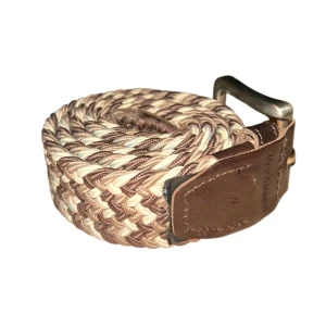 Flätat bälte i bruna nyanser - As snyggt flätat bälte i olika bruna nyanser från Jack and Jones. Bältet är i fint använt skick. Ett perfekt sätt att höja stilen i din outfit! Har du några funderingar är det bara att höra av sig! Pris går såklart att diskuteras.