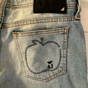 Armani jeans - Armani jeans med lite boutcut så klippt liten slits på insidan. passar 34