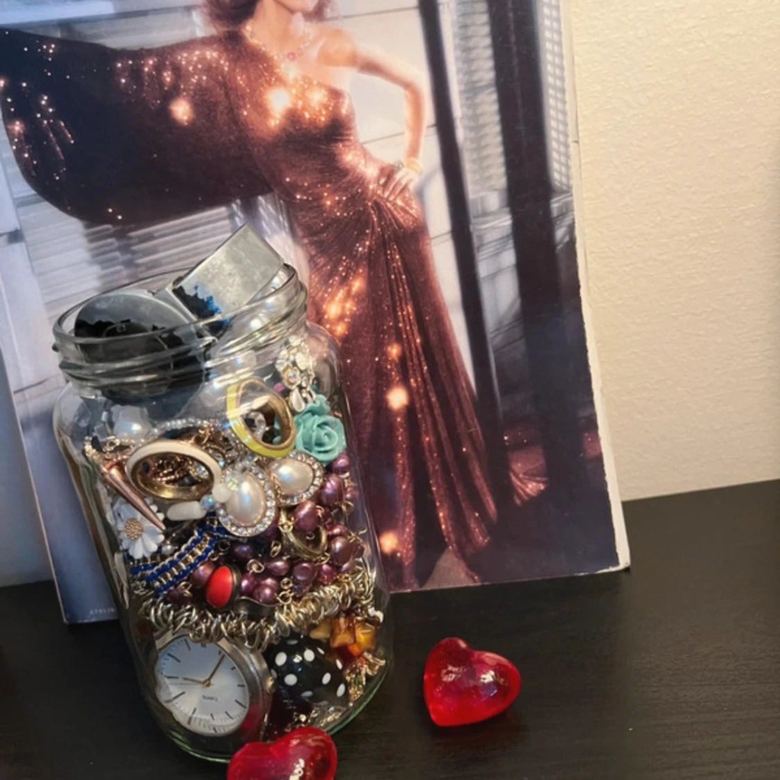 Blandade smycken i glasburk