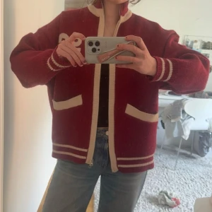 Röd cardigan jacka  - Säljer denna eftertraktade röda cardigan jacka från edikted! Nypris 1200 kr❤️
