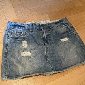 Jeans kjol - Jätte snygg jeans kjol som är perfekt till sommaren! Den är lågmidjad och har midje storleken 36 cm❤️