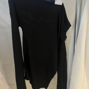 Långärmad Shoulder Top - Långärmad Shoulder Top från Nelly i storlek XS. Använd fåtal gånger (2-3 gånger) säljer då den inte faller mig i smaken. Inga defekter, som ny!! Stretchigt och mjukt material (polyester, viskos & elastan). Köpte för 249 + frakt säljer för 199. PRIS GÅR ATT DISKUTERA! 💗för mer bilder och info kom pm! 