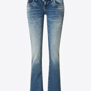 Ltb jeans  - Säljer ett par klassiska blå bootcut jeans med lätt slitning och normal passform. Jeansen har fem fickor och stängs med dragkedja och knapp. Perfekta till sneakers eller boots.