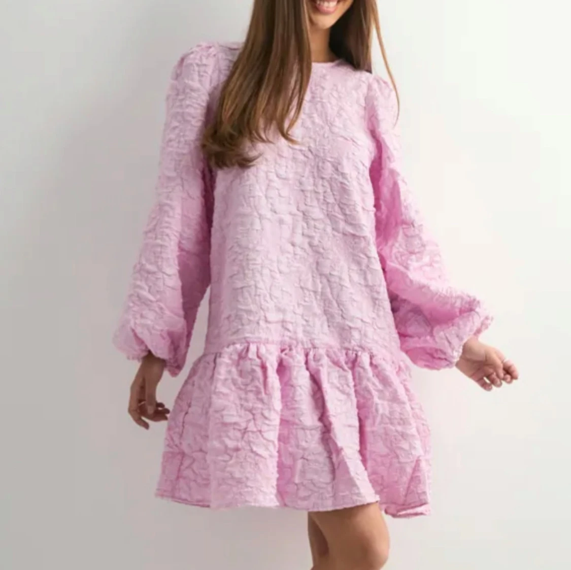 Ljusrosa volangklänning med knyt i ryggen