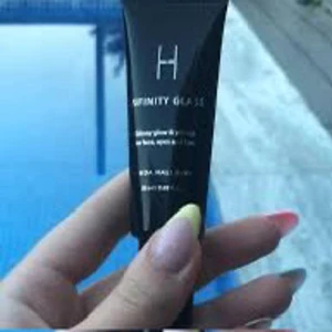 Infinity Glass gloss från LH Cosmetics - Säljer ett Infinity Glass gloss från LH Cosmetics. Produkten kommer i en svart tub och kan användas för att ge en glansig finish på läppar, ögon eller kinder. Perfekt för att skapa en wet look eller highlighta ansiktet. Knappt använd. Köpt för 249 