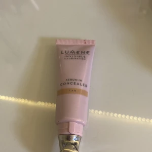 Lumene Invisible Illumination Serum in Concealer Tan - Lumene Invisible Illumination Serum in Concealer i färgen Tan. Kommer i en liten rosa tub med silvrig kork. Perfekt för att täcka ojämnheter och ge en naturlig finish.Använd 1 gång, lock är dock borta ❤️