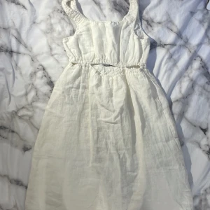 Vit klänning från Zara  - (ORGINAL PRIS 300kr)Säljer en söt vit klänning från Zara i linne med breda axelband och resår i midjan. Klänningen har en luftig passform och är perfekt för varma dagar. Enkel och stilren design som passar till många tillfällen.