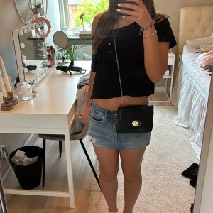 svart väska - svart väska med guld detaljer 