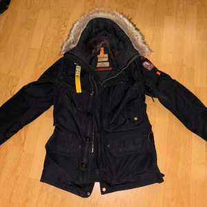 Parajumpers Jacka - Säljer nu min parajumpers jacka för vill köpa en ny. Har använt den en vinter och den är helt i ny skick finns inget defekter så som hål eller liknande. Jackan är äkta och det är äkta päls. 