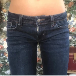 Lågmidjade bootcut jeans - Mörkblå lågmidjade utsvängda jeans från hm, midjemått: 38 cm, innerbenslängd: 80 cm