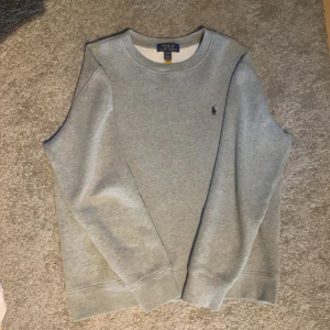 Grå sweatshirt från Polo Ralph Lauren - Tja! Jag säljer en nästan helt oanvänd Ralph lauren tröja,Säjer pga av att den är för liten, Nypris 1200🔥 Pris kan sänkas vid snabb affär