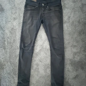 Dondup jeans George  - Mörkgrå Dondup jeans i storlek 30. Passform George skinny fit.