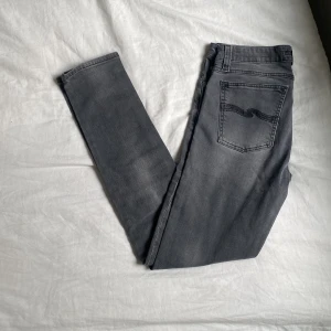 Nudie jeans 29 30 - Säljer nu dessa sjukt snygga Nudie jeans, inga defekter. Pris kan diskuteras vid snabb affär.
