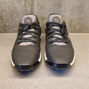 GOLFSKOR Puma - Golfskor i det närmaste nyskick. Gått 3 golfrundor. Snygga och mjuka men för små. Längd 27 cm. Strl 42.5. Originalsulor hittas ej,  jag har använt egna ergonomiska.