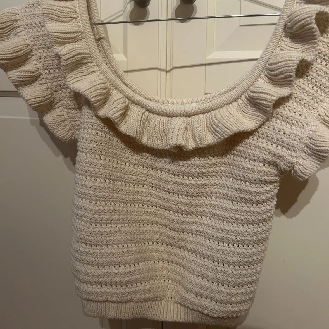 Beige stickad croppad topp med volang från H&M - 4