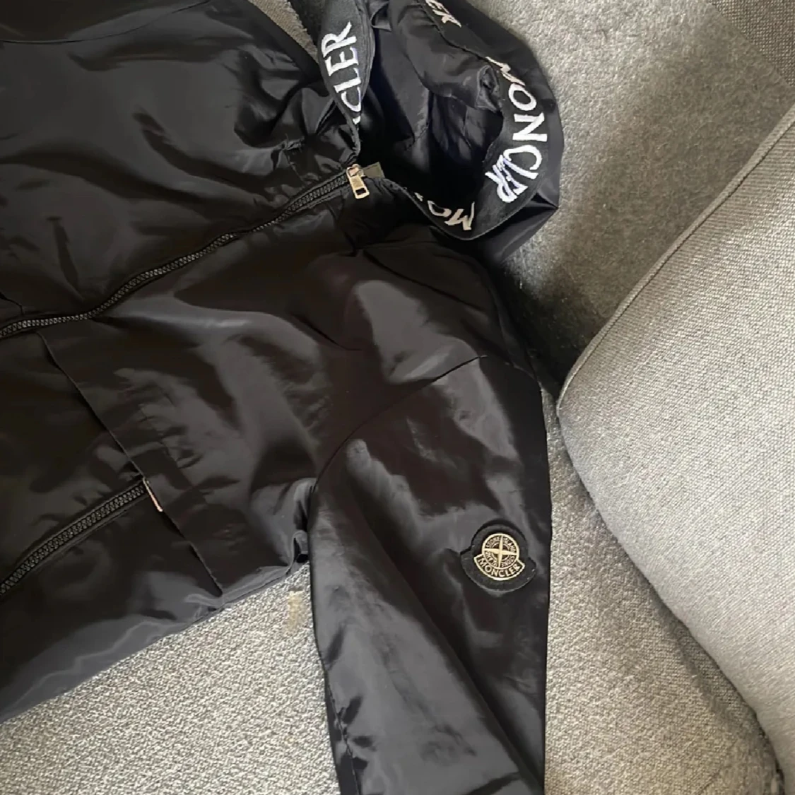 Svart vindjacka från Moncler med huva - 3