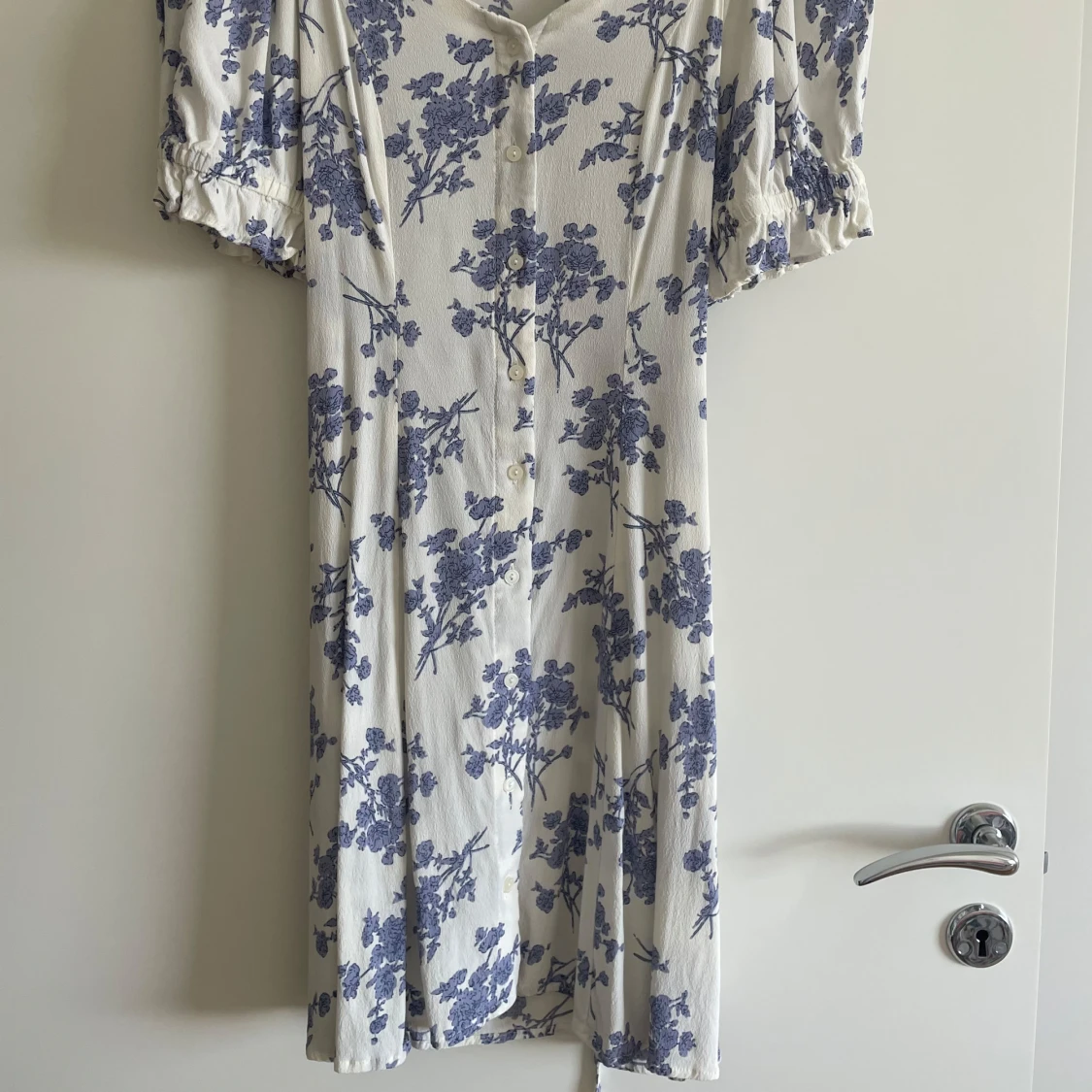 Vit och blå blommig klänning från Mango - 1