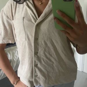 Beige tröja - Perfekt till stranden eller bara strosa runt i. En handduk material tröja i creme beige med ficka. Köpte den i Amsterdam och har använt den en gång😍 Passar både S och M!