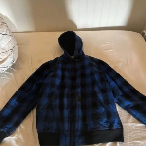 Carhartt work jacket - Säljer en blå svart carhartt work jacket. Bra skick och skön med fleecetyg inuti. Hör av er vid frågor