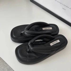 Svarta sandaler från NA-KD - Svarta sandaler från NA-KD, använt några gånger  men de är lite för stora på mig ❣️