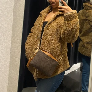 Brun teddyjacka med knappar - Säljer denna mysiga bruna teddyjackan med stora knappar framtill. Skriv för fler bilder:)