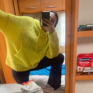 Gul stickad hoodie - Säljer en oversized gul stickad hoodie med huva och dragsko. Tröjan har långa ärmar och är perfekt för dig som gillar en avslappnad och trendig stil. Supermjuk och skön att ha på sig!