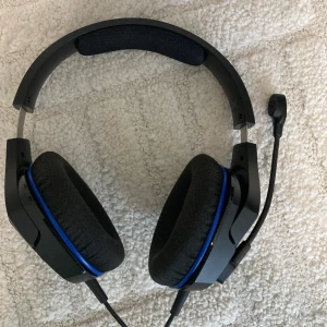 Ps4/Ps5 Gaming headset - HyperX gaming headset. Har använt de några gånger och de ser fortfarande nya ut. Funkar väldigt bra och kvaliteteten är fantastisk.