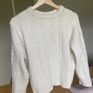 Vit stickad tröja med kabelmönster - Säljer en vit, jätte skön stickad tröja🤍🤍