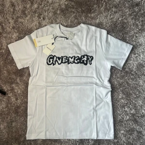 Givenchy T shirt - Riktigt fet t shirt inför sommaren! Finns i vit o svart. Vit storlekar: S,M och XL Svart Storlekar: S o M. Skriv innan ni köper