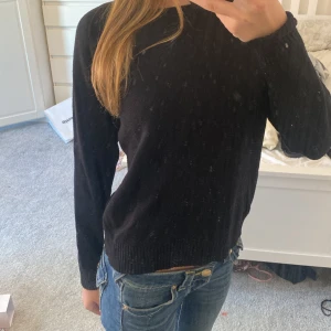 Svart stickad tröja❤️ - Säljer en svart stickad tröja storlek S men passar XS lika bra. Använd fåtal gånger (ej strykt på bilden)💕sms mig så kan jag säkert ändra mig angående priset! 