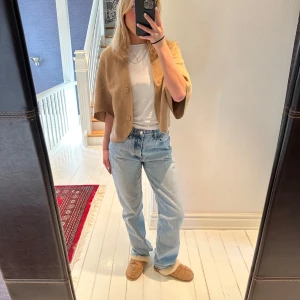 Ljusblå raka jeans - Säljer ett par ljusblå jeans med rak passform, medelhög midja, aldrig använda, storlek 38. Spårbar frakt PostNord tillkommer 82kr