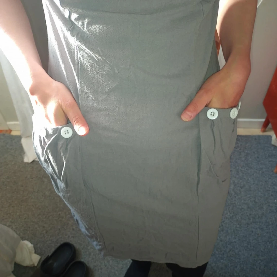 Grå kortklänning med knappar - 1