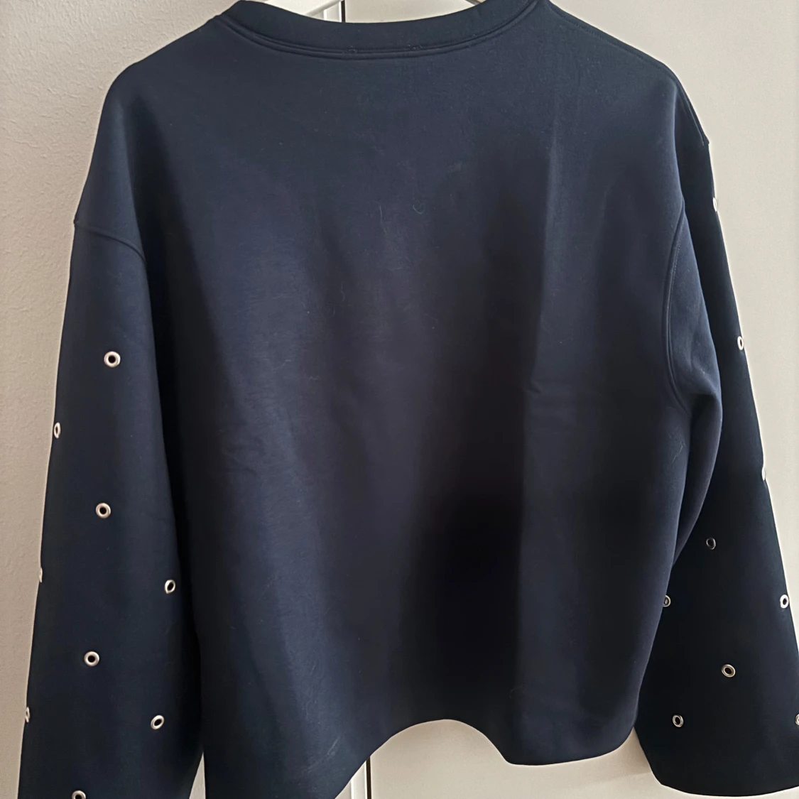Marinblå tröja med öljetter  - 3