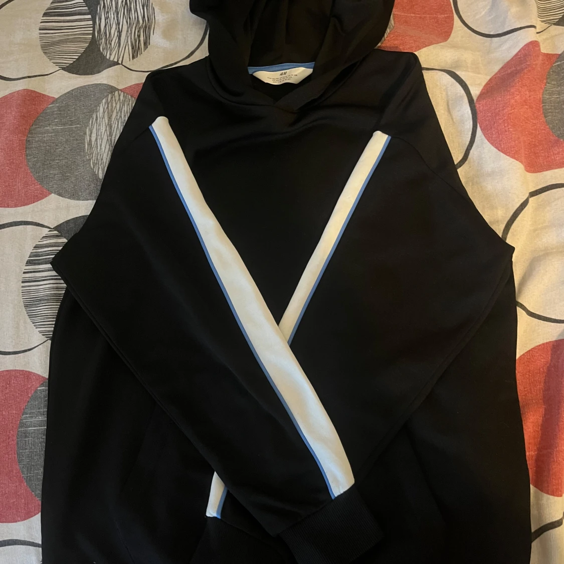 Svart hoodie med vita och blå ränder från H&M